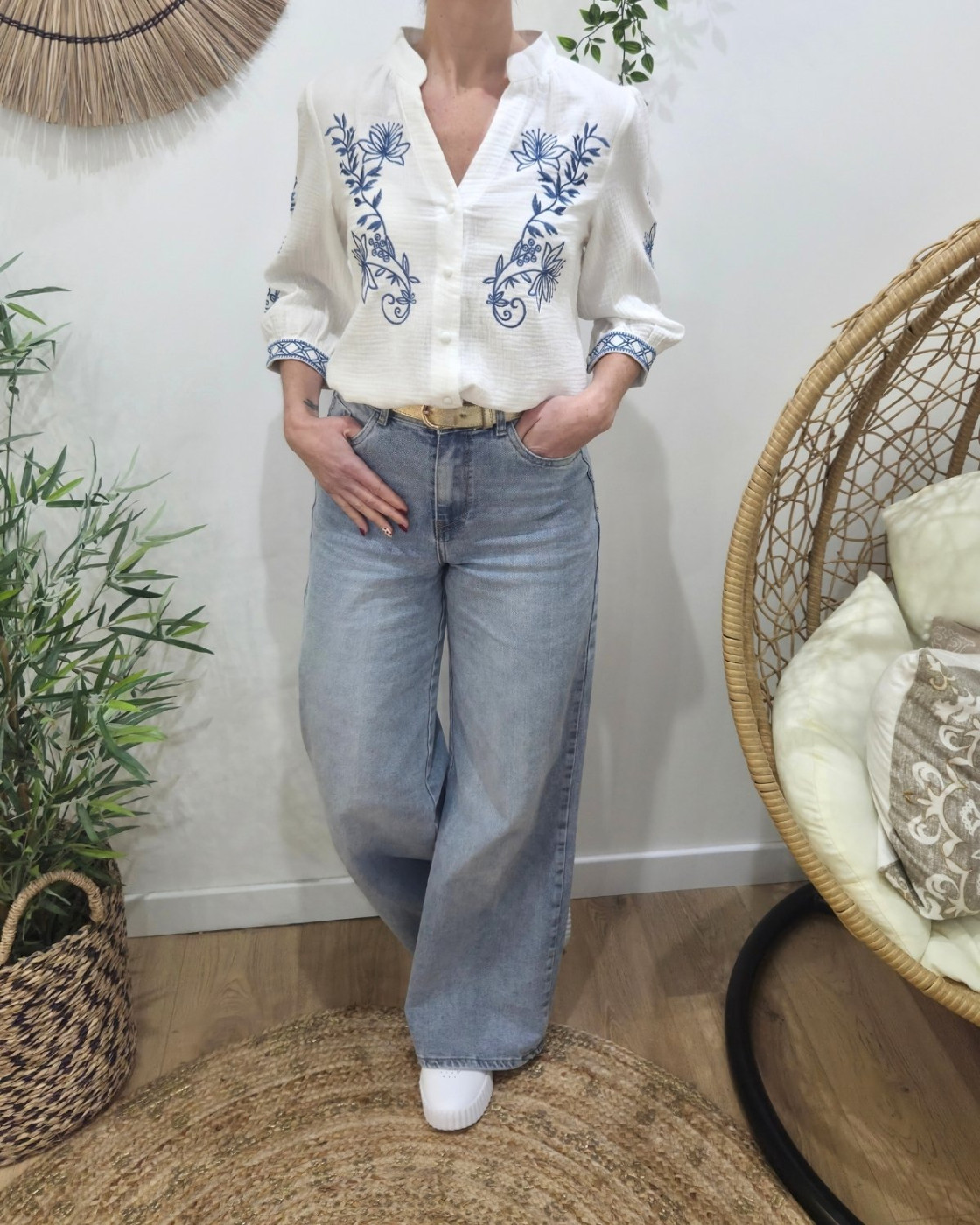 Chemisier femme blanc coton gaz fleurs brodées bleu jean