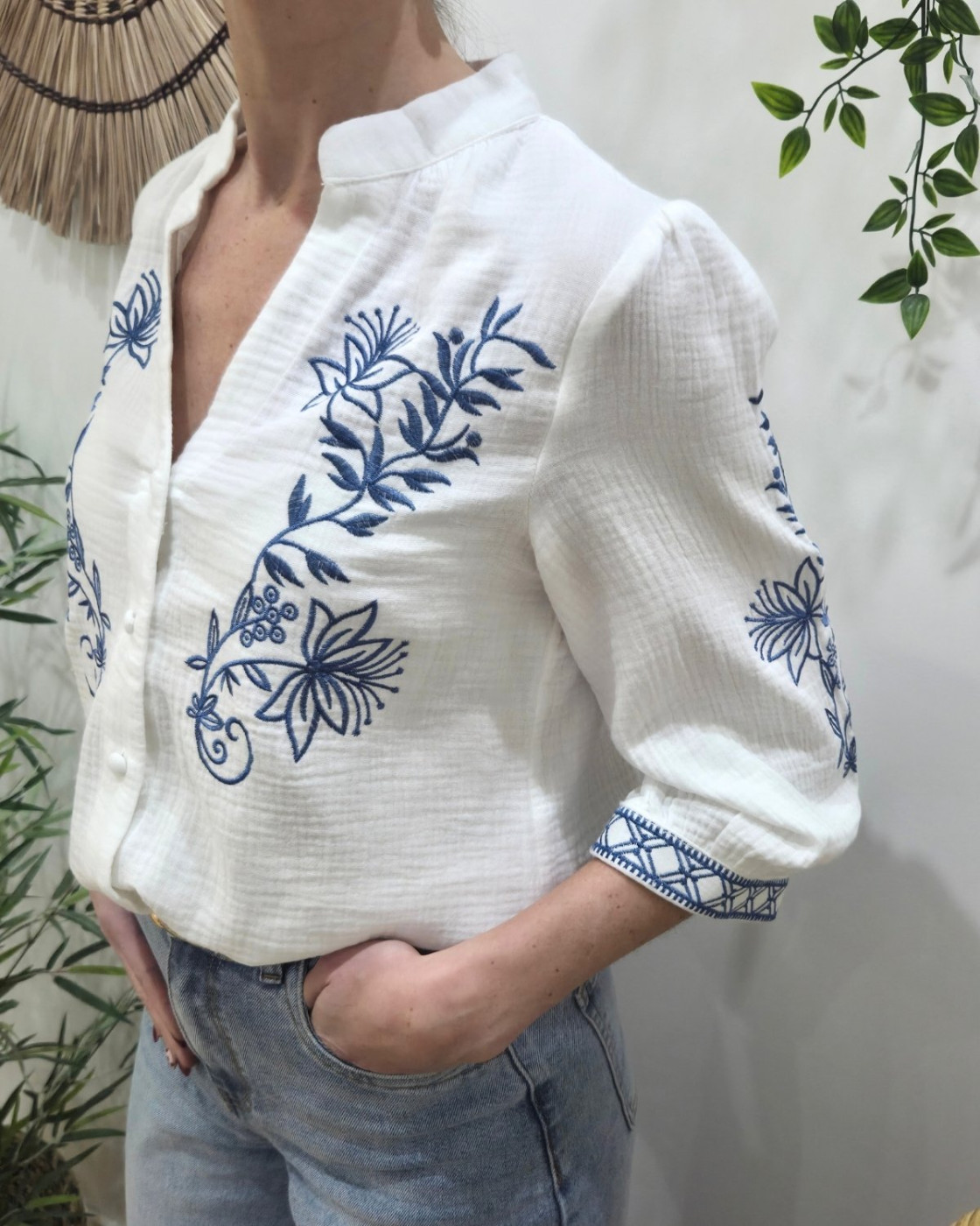 Chemisier femme blanc coton gaz fleurs brodées bleu jean