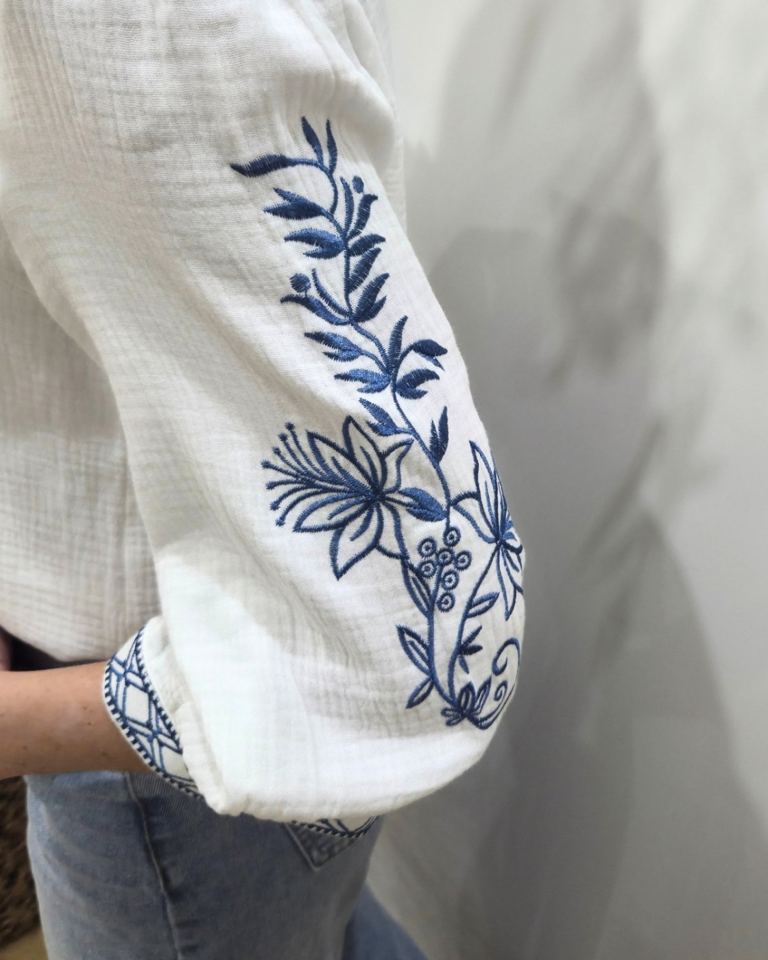 Chemisier femme blanc coton gaz fleurs brodées bleu jean