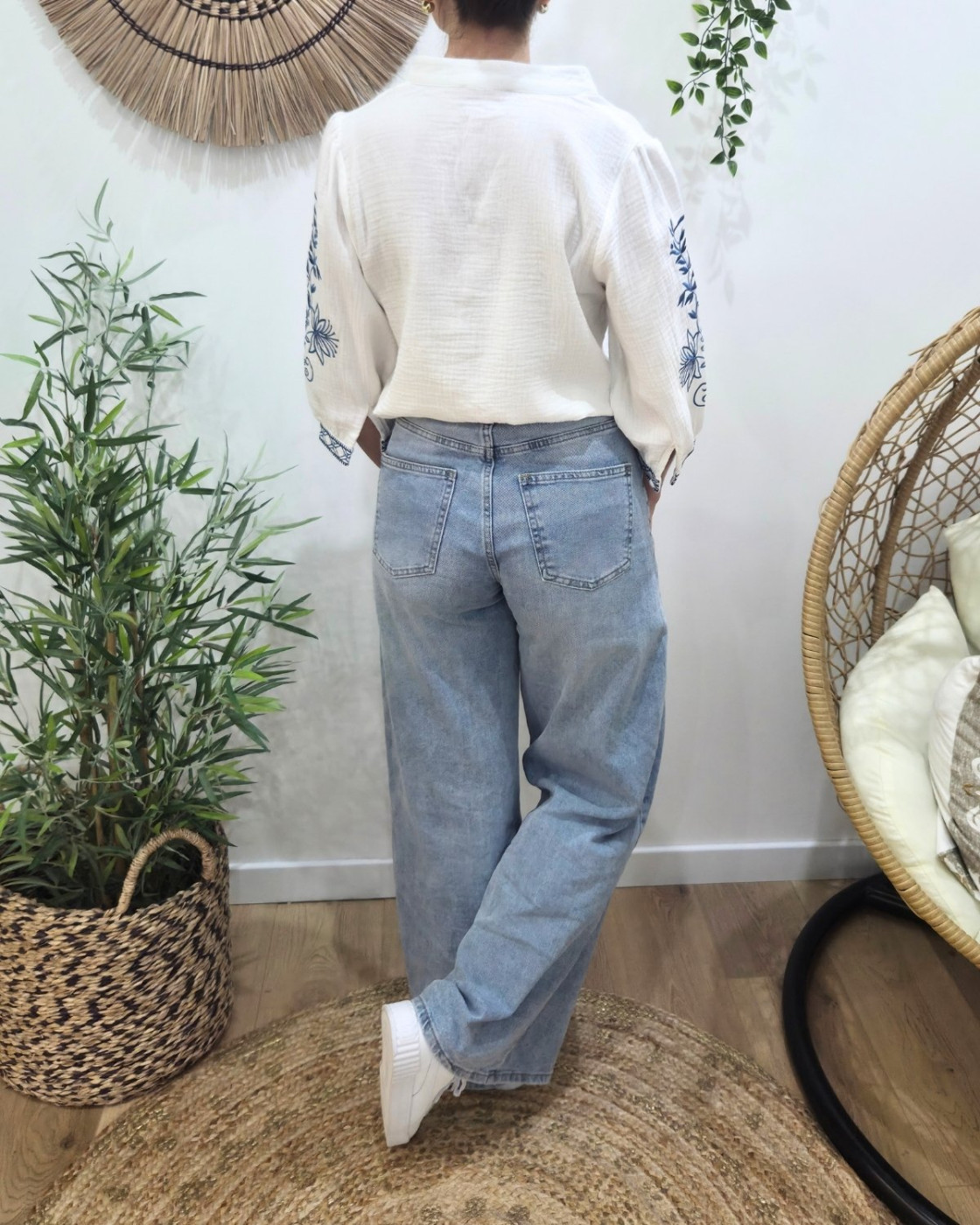 Chemisier femme blanc coton gaz fleurs brodées bleu jean