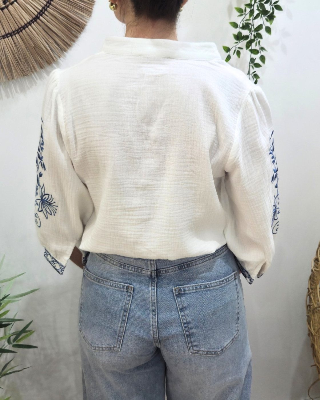 Chemisier femme blanc coton gaz fleurs brodées bleu jean