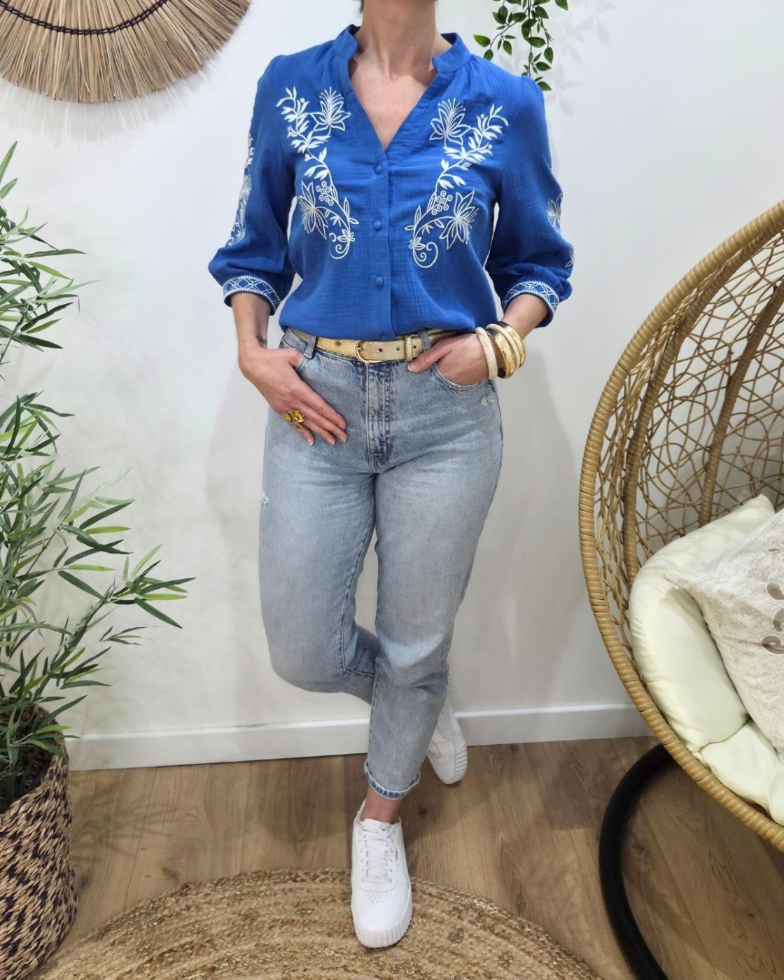 Chemisier femme bleu roi coton gaz fleurs brodées blanches