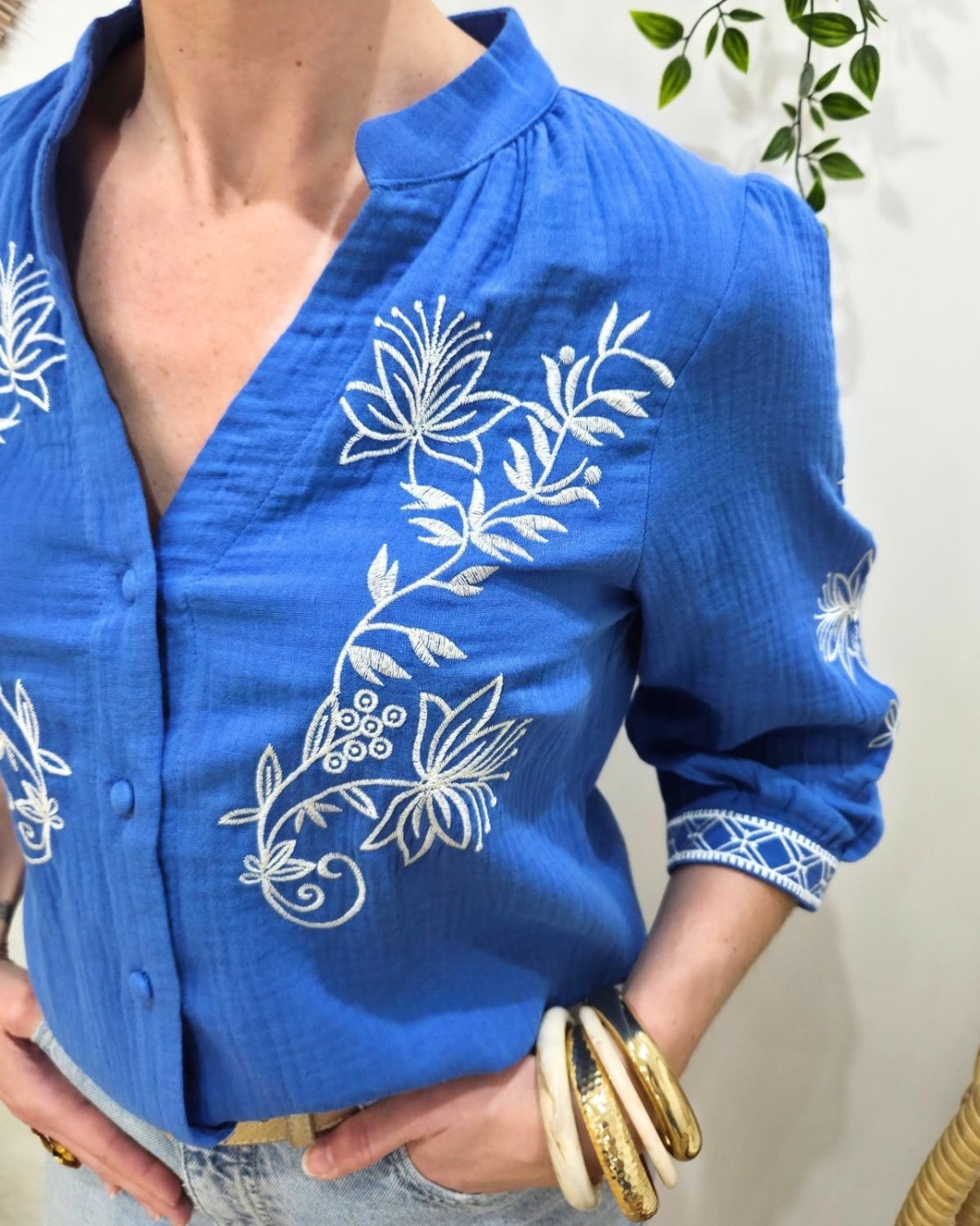 Chemisier femme bleu roi coton gaz fleurs brodées blanches