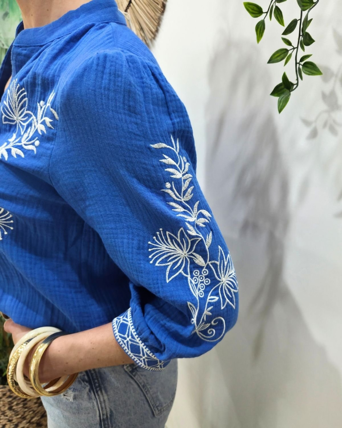 Chemisier femme bleu roi coton gaz fleurs brodées blanches