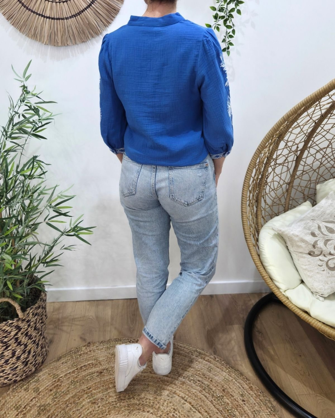 Chemisier femme bleu roi coton gaz fleurs brodées blanches