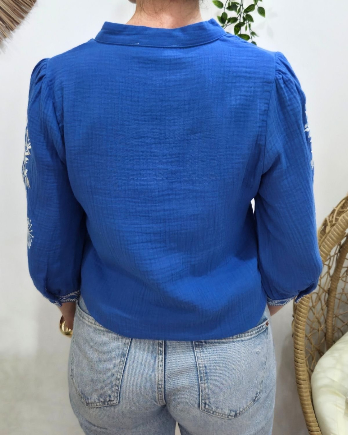 Chemisier femme bleu roi coton gaz fleurs brodées blanches