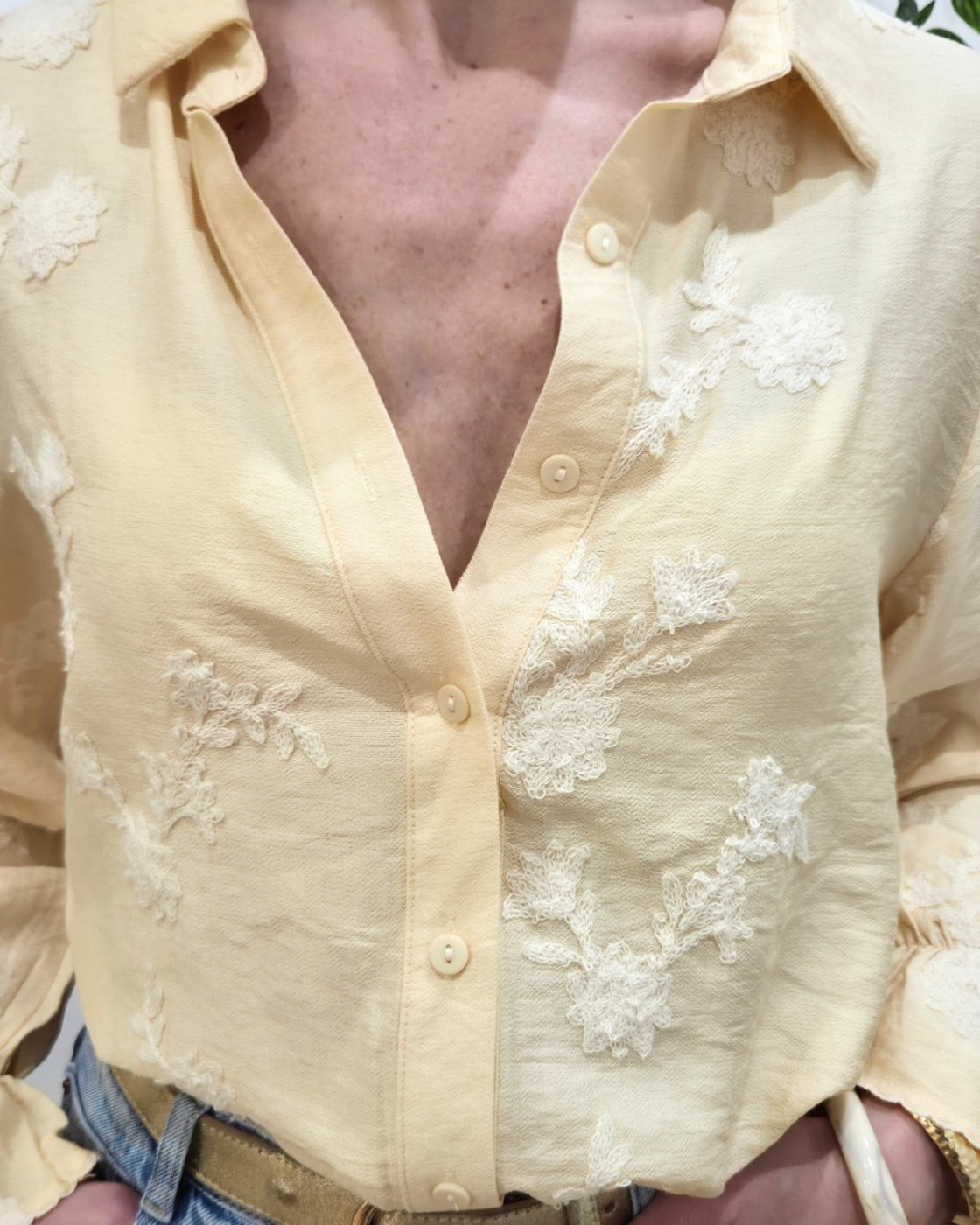 Chemisier femme jaune pâle broderies fleuries beiges Cybéla