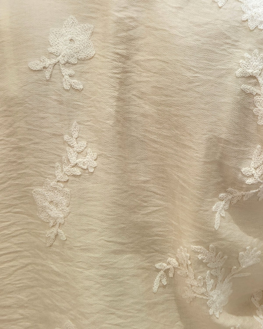 Chemisier femme jaune pâle broderies fleuries beiges Cybéla