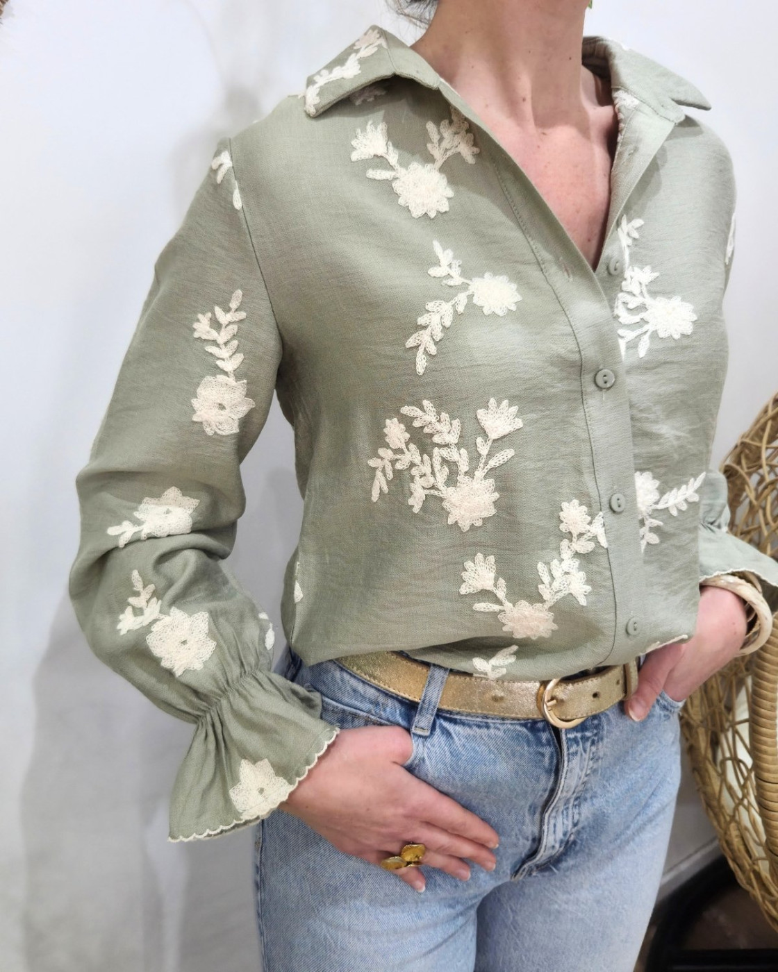 Chemisier femme kaki clair broderies fleuries beiges Cybéla