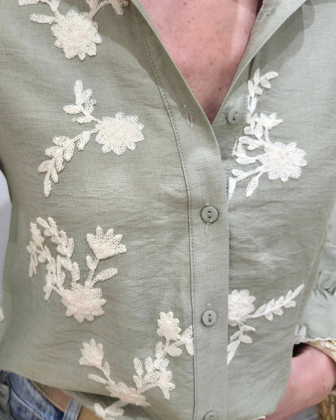 Chemisier femme kaki clair broderies fleuries beiges Cybéla