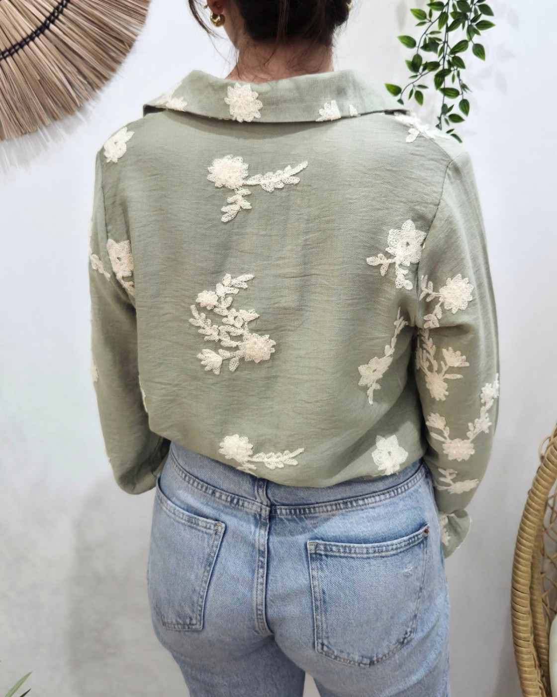 Chemisier femme kaki clair broderies fleuries beiges Cybéla