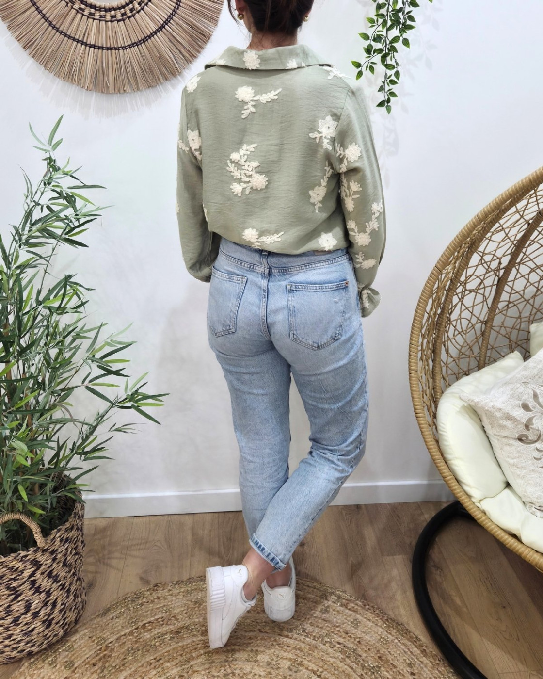 Chemisier femme kaki clair broderies fleuries beiges Cybéla