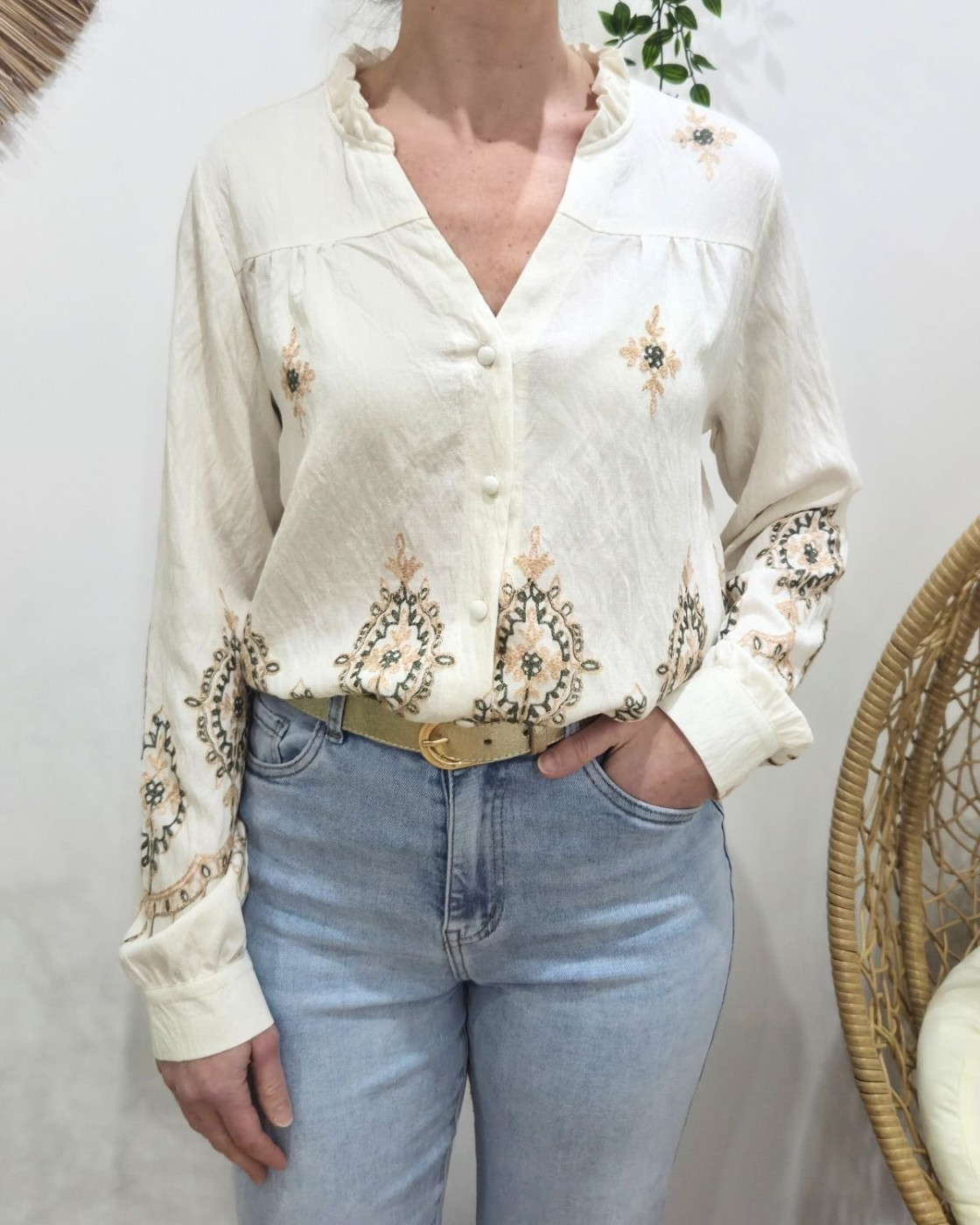 Chemisier femme écru broderies kaki et beiges col mao