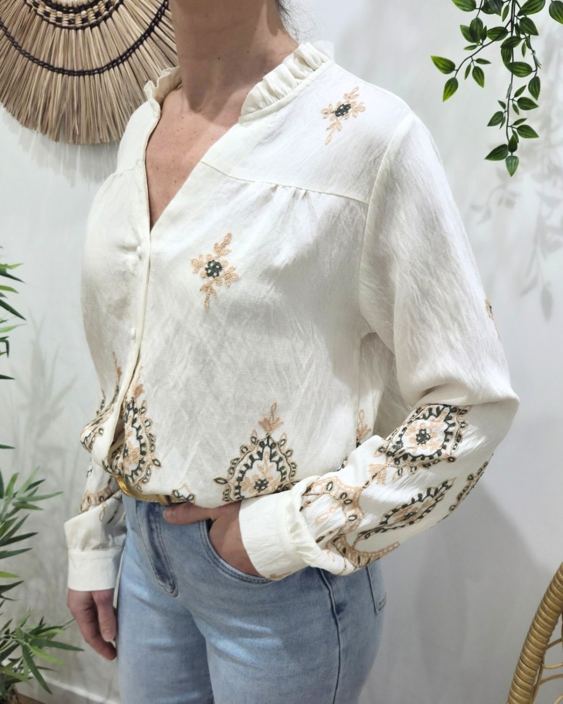 Chemisier femme écru broderies kaki et beiges col mao