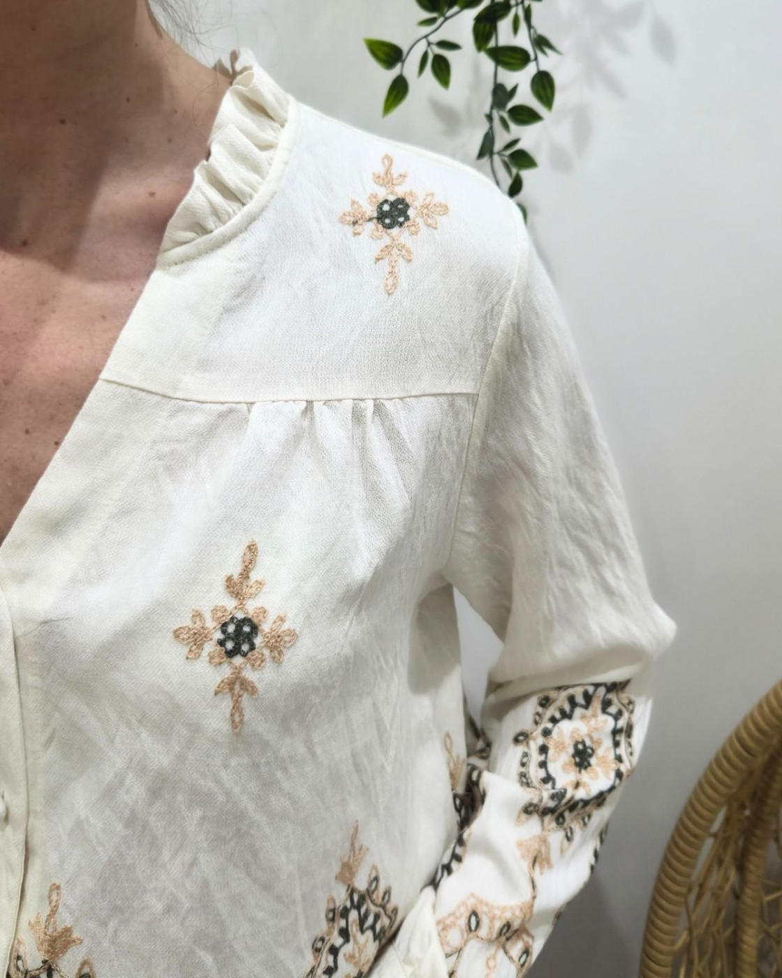 Chemisier femme écru broderies kaki et beiges col mao