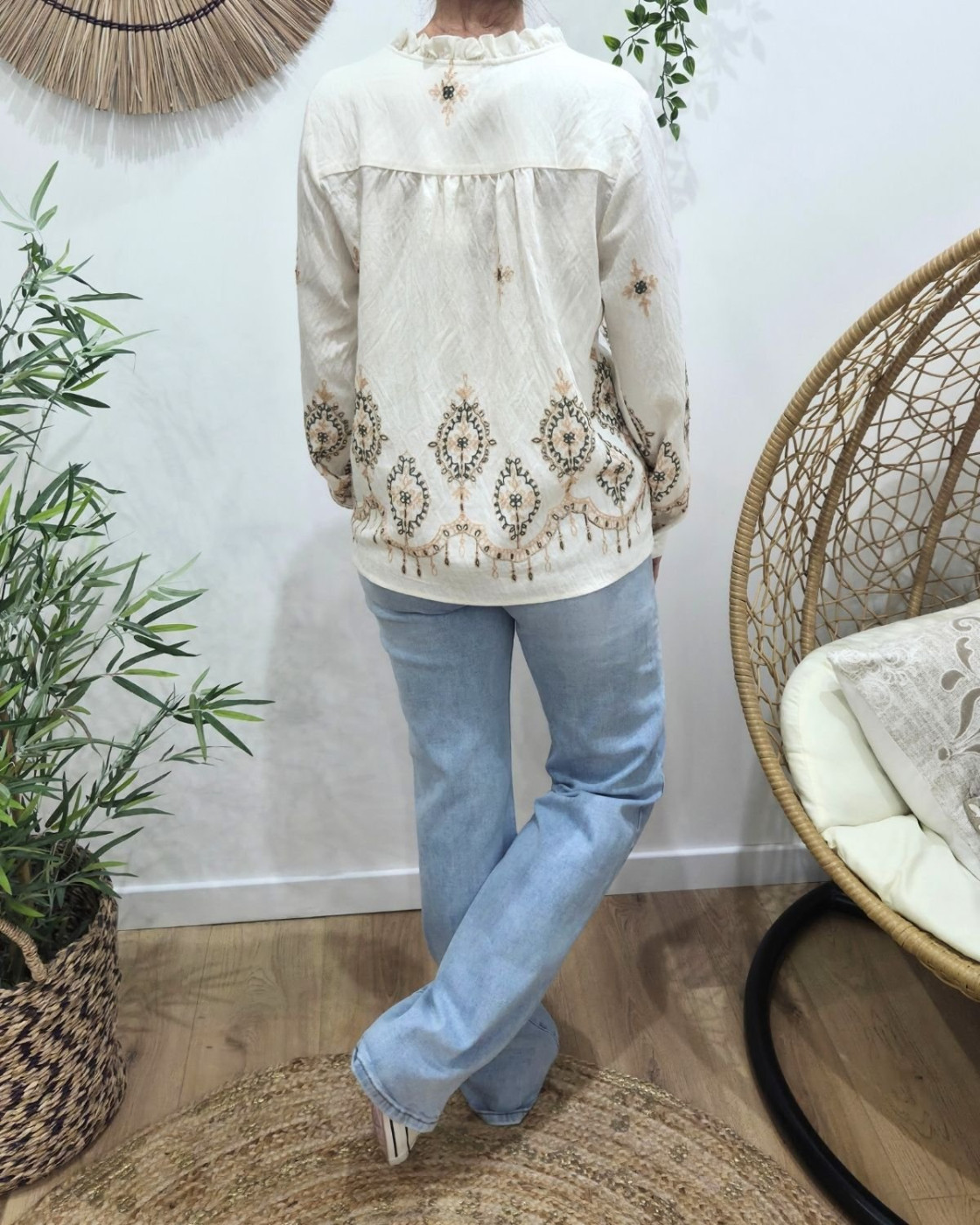 Chemisier femme écru broderies kaki et beiges col mao