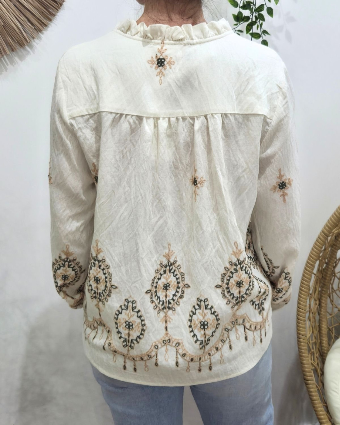 Chemisier femme écru broderies kaki et beiges col mao