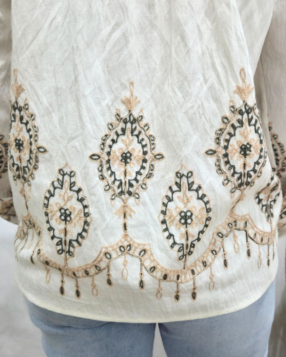 Chemisier femme écru broderies kaki et beiges col mao