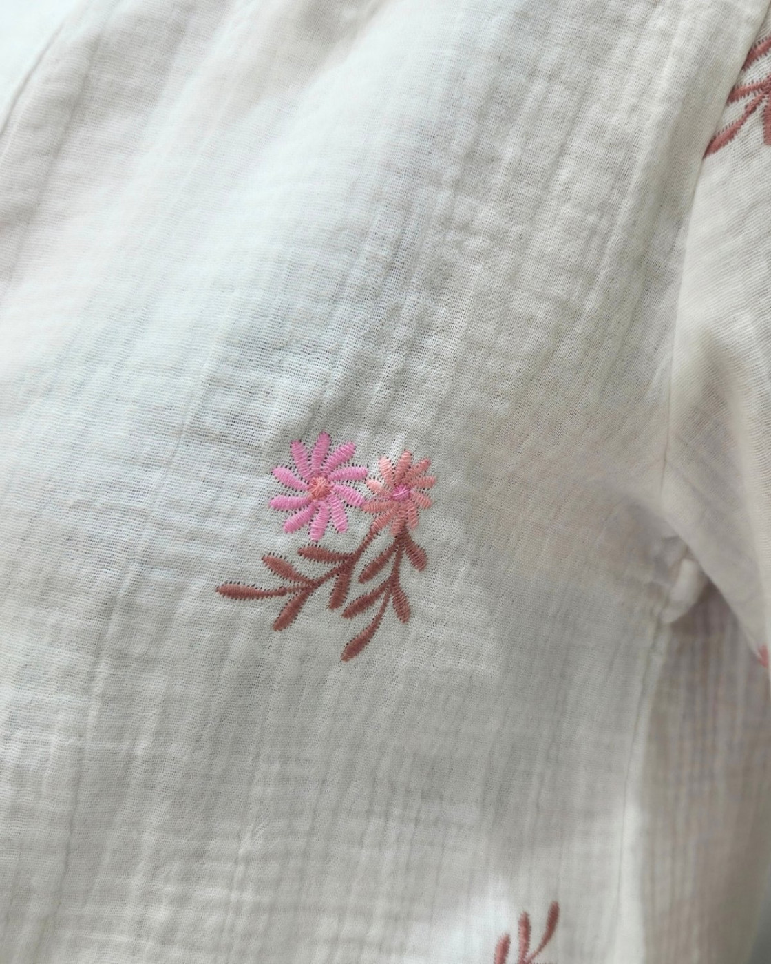 Chemisier femme coton gaze écru fleurs brodées roses Elara
