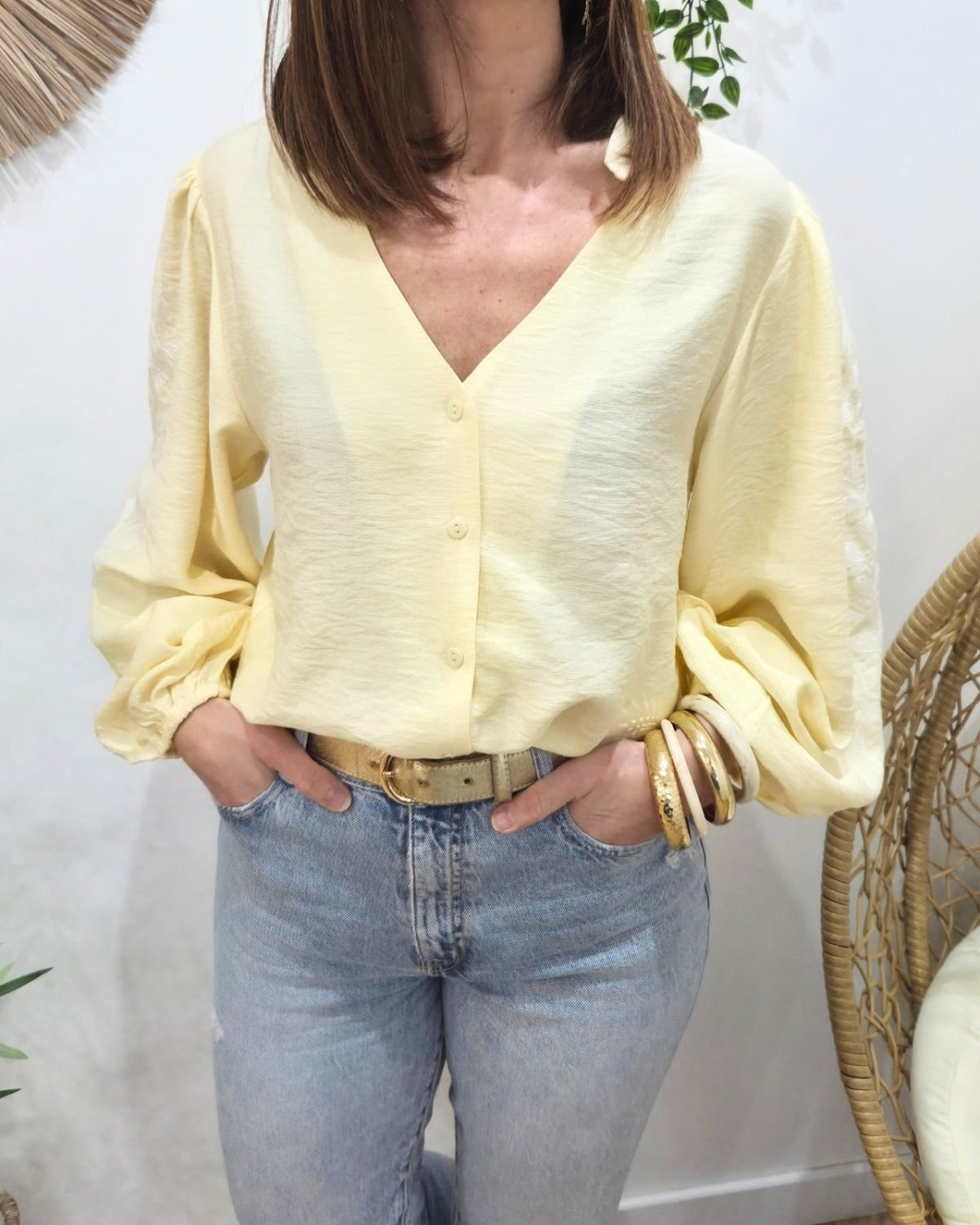 Chemisier femme jaune pâle manches broderies fleuries écrues Altaia