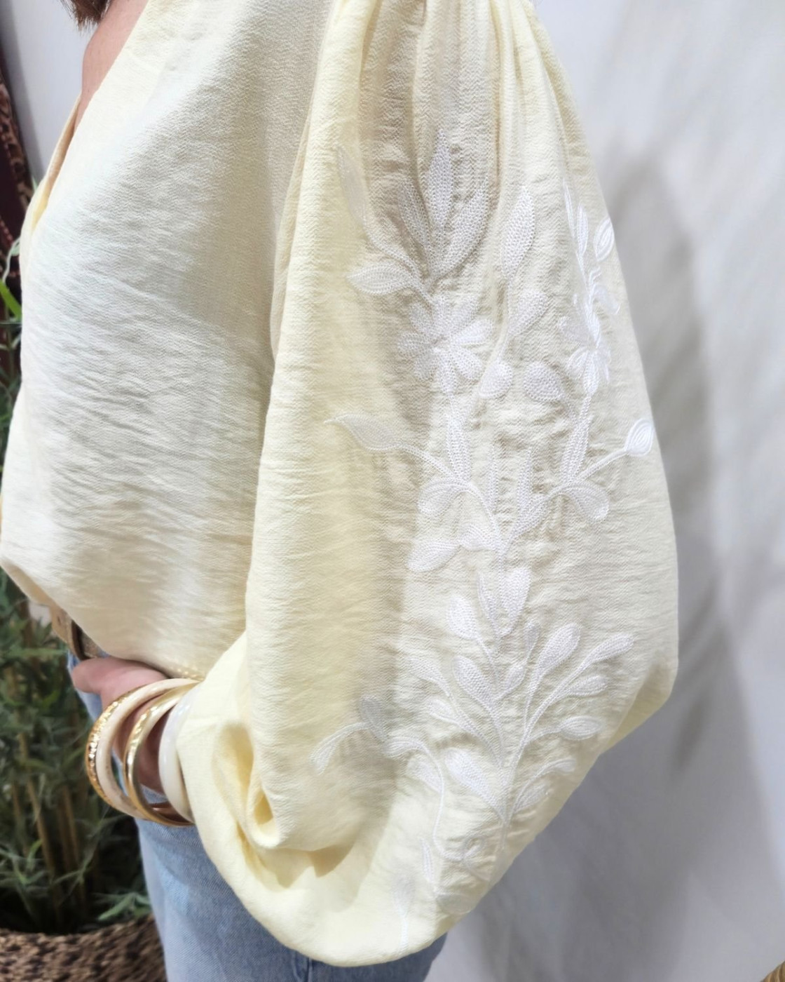 Chemisier femme jaune pâle manches broderies fleuries écrues Altaia