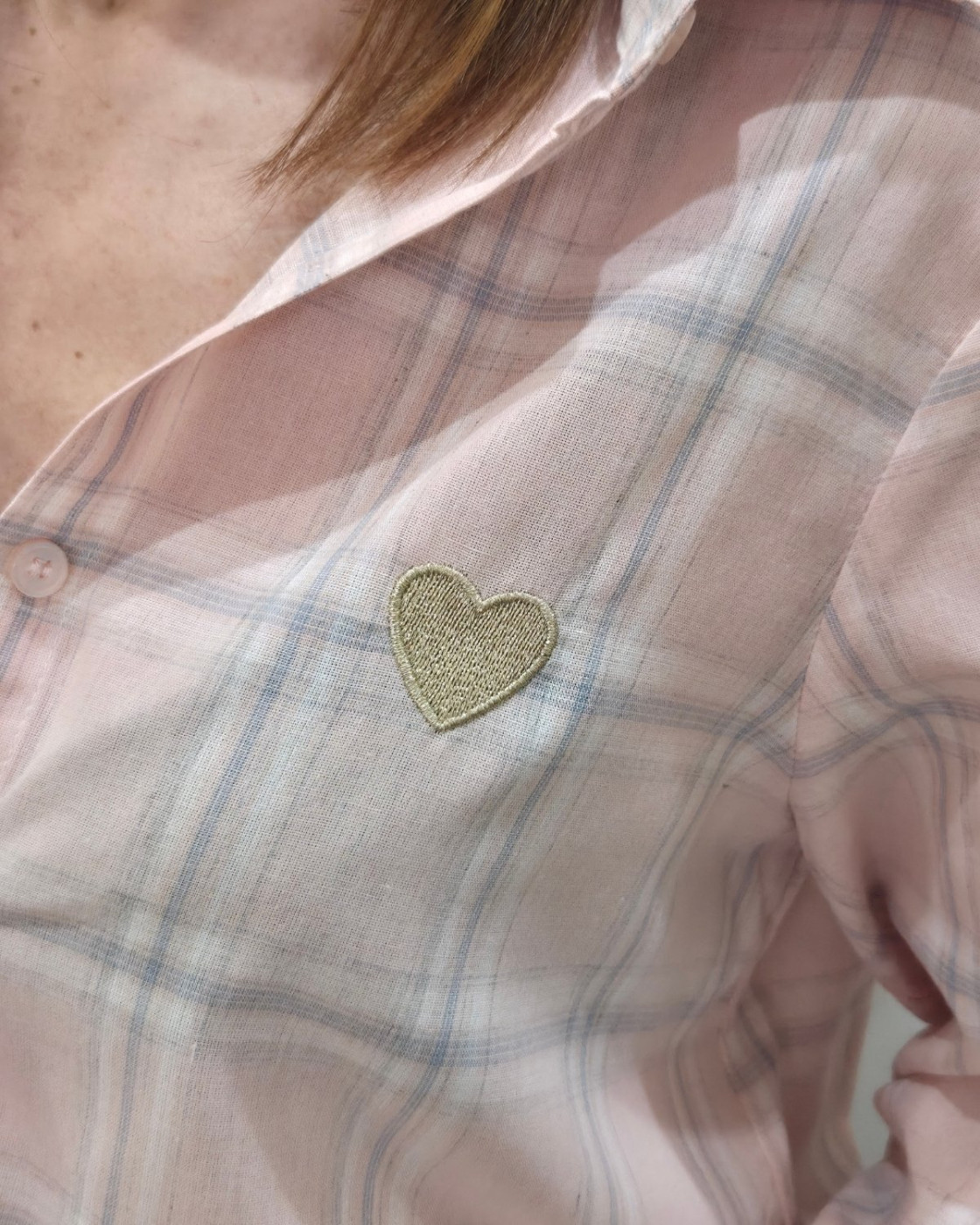 Chemisier femme à carreaux roses et gris coeur brodé doré