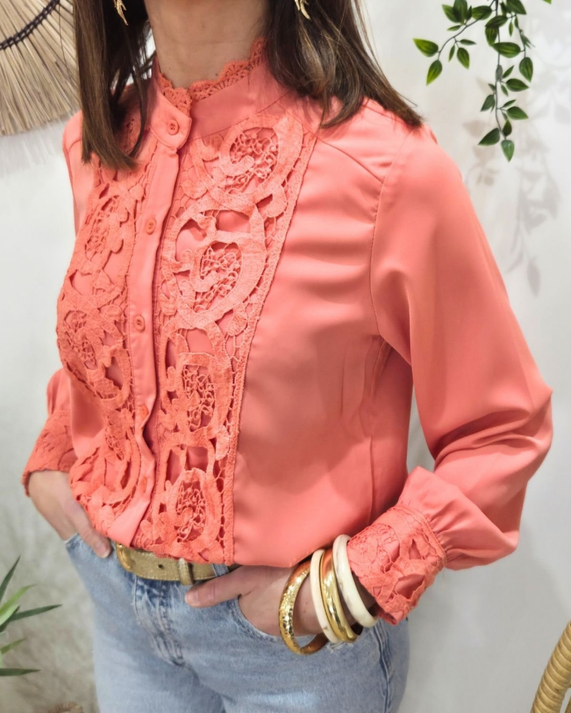 Chemisier femme saumon à broderies col mao Lelia