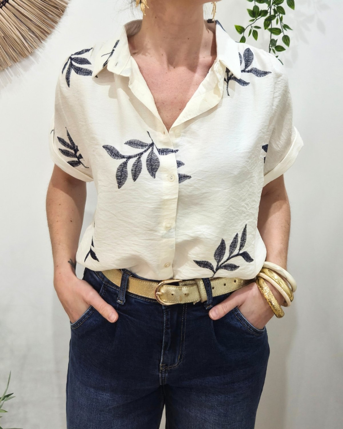 Chemisier femme beige feuilles brodées marines manches courtes 