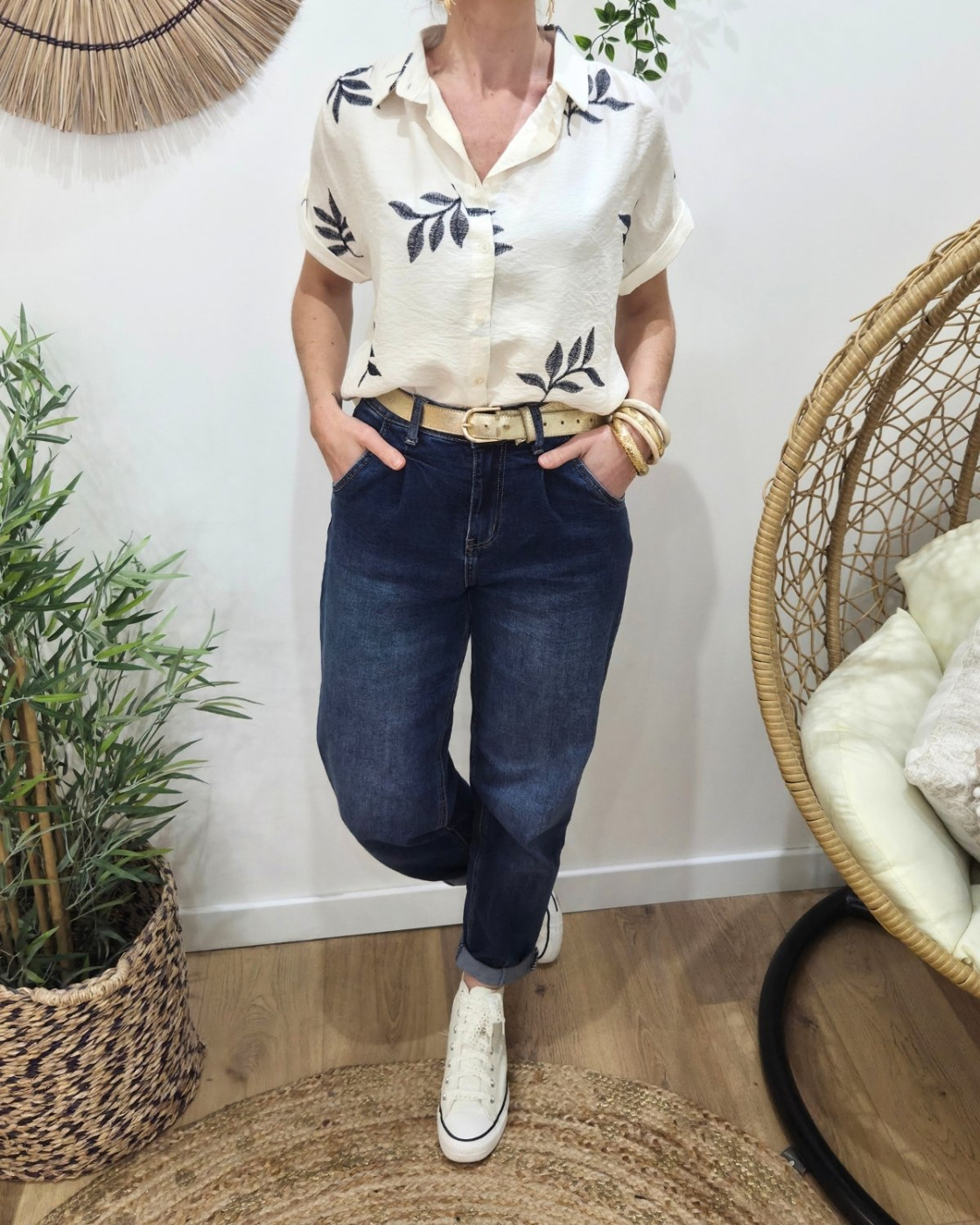 Chemisier femme beige feuilles brodées marines manches courtes 