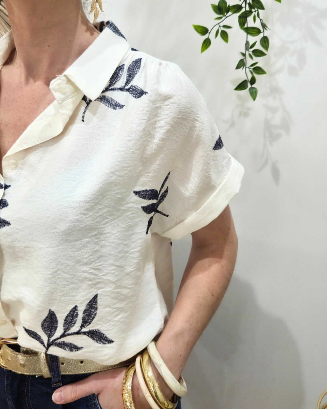 Chemisier femme beige feuilles brodées marines manches courtes 