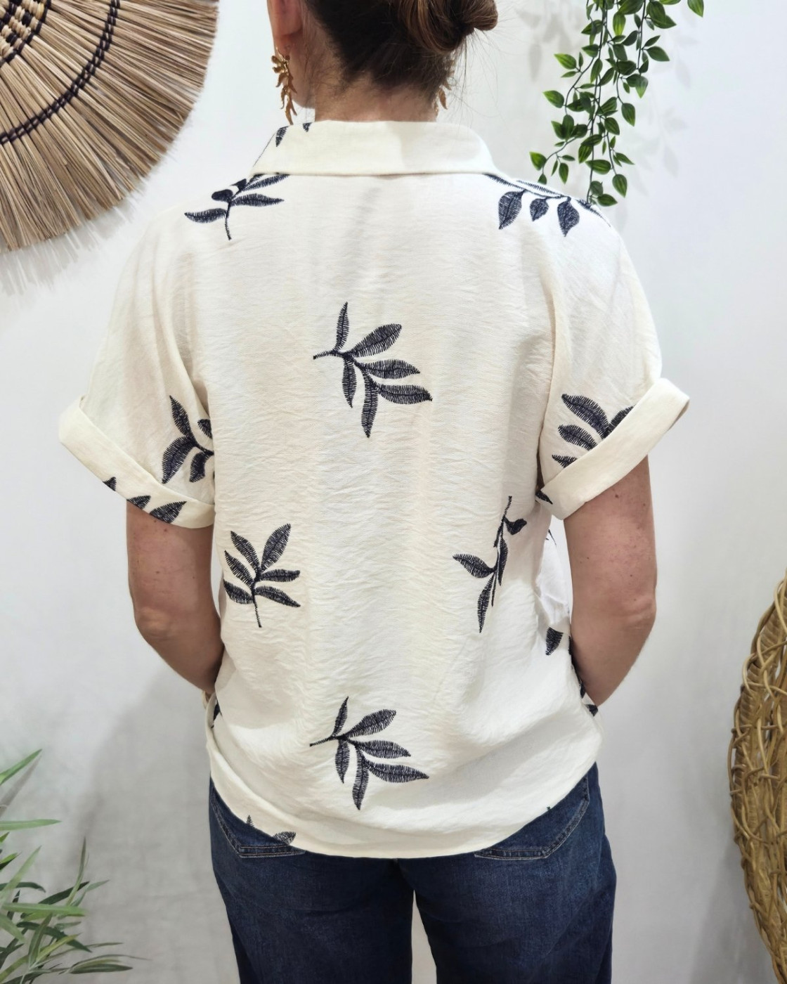 Chemisier femme beige feuilles brodées marines manches courtes 