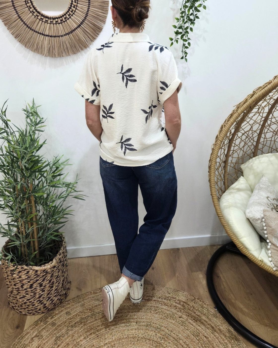 Chemisier femme beige feuilles brodées marines manches courtes 