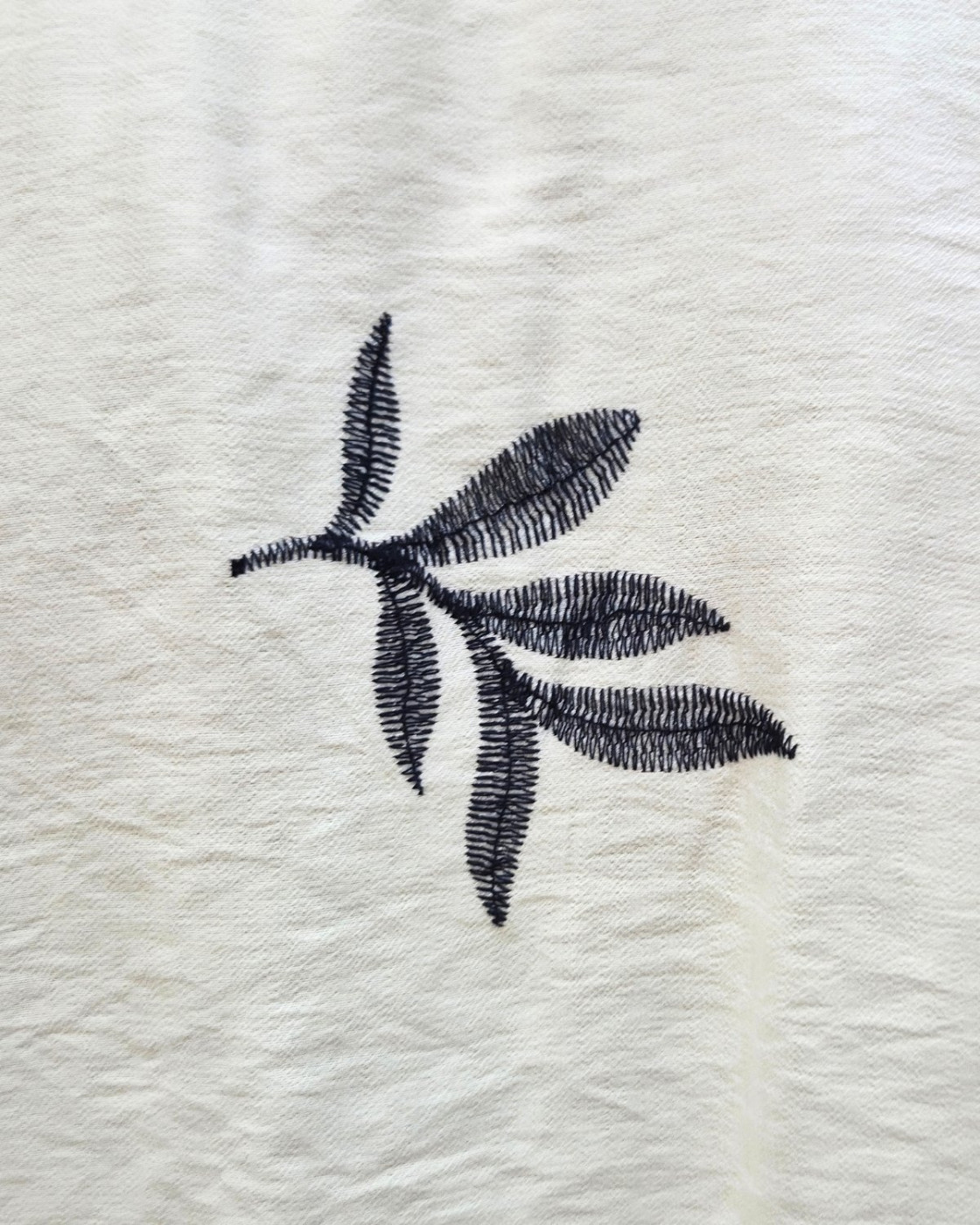 Chemisier femme beige feuilles brodées marines manches courtes 