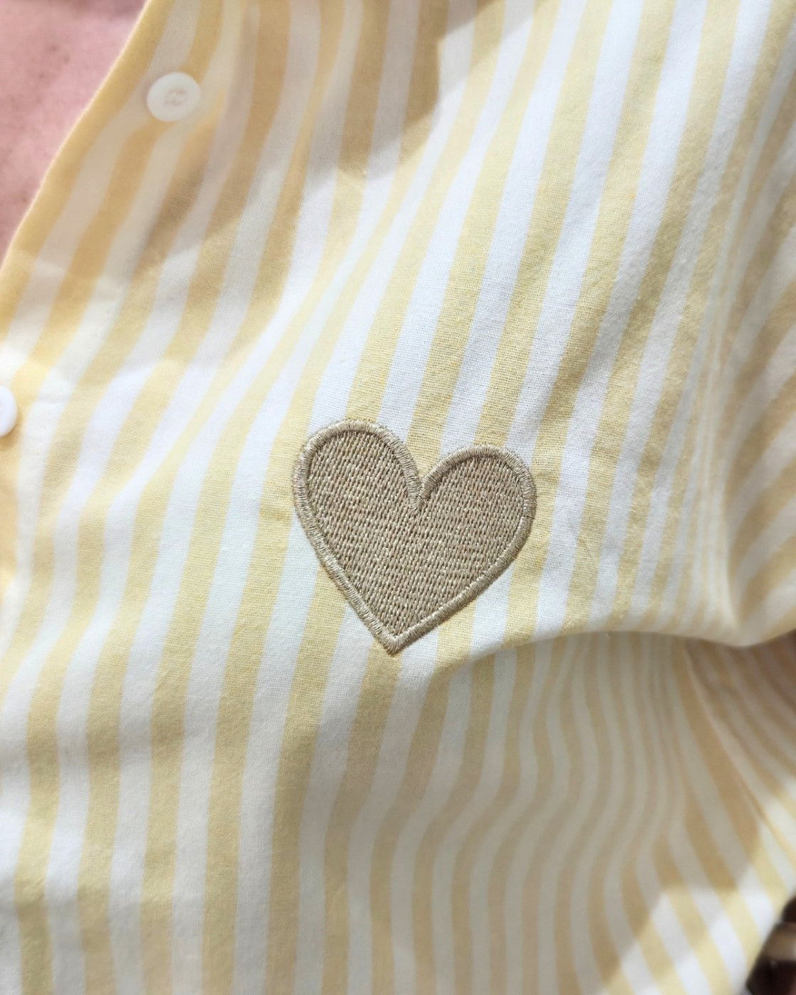 Chemisier femme rayé jaune et écru manches courtes coeur brodé doré