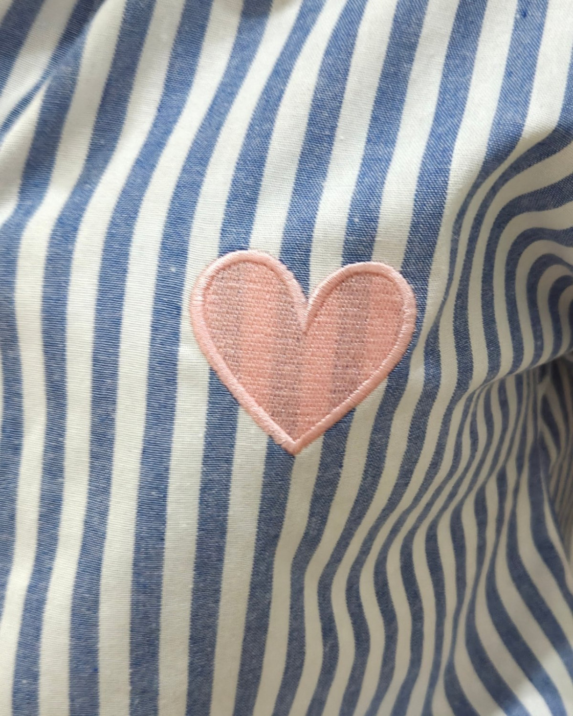 Chemisier femme rayé bleu et écru manches courtes coeur brodé rose