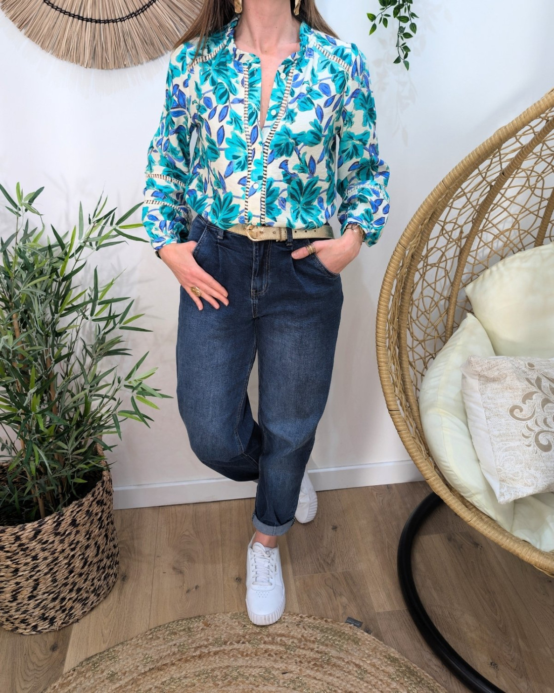 Chemisier femme écru fleurs bleus et vertes manches brodées Amédéa