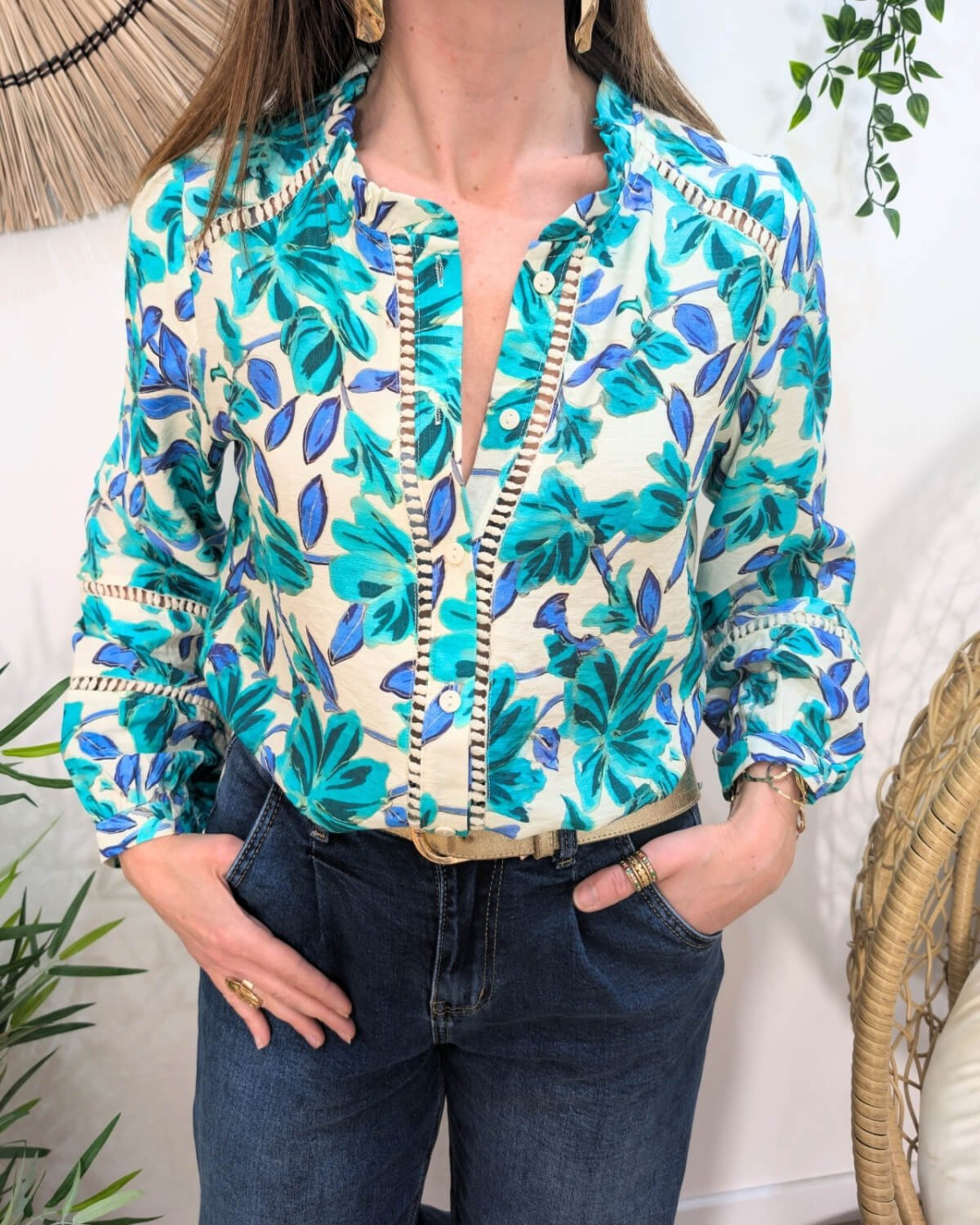 Chemisier femme écru fleurs bleus et vertes manches brodées Amédéa