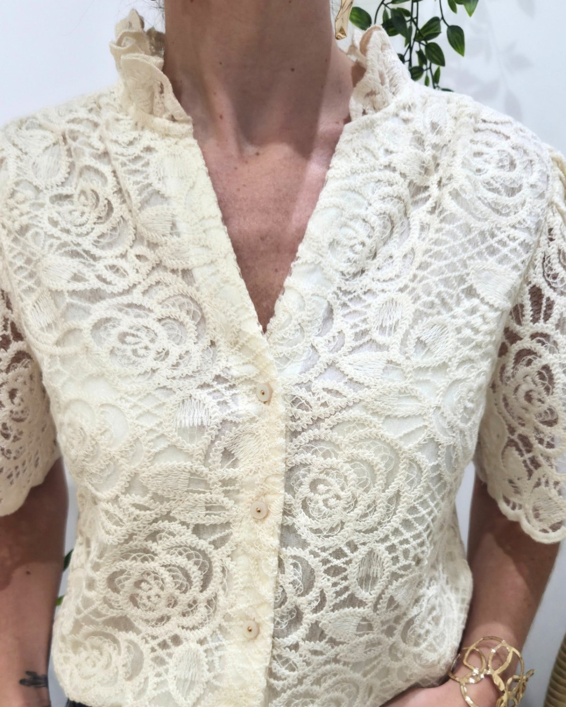 Chemisier femme manches courtes beige broderies fleuries Albertine