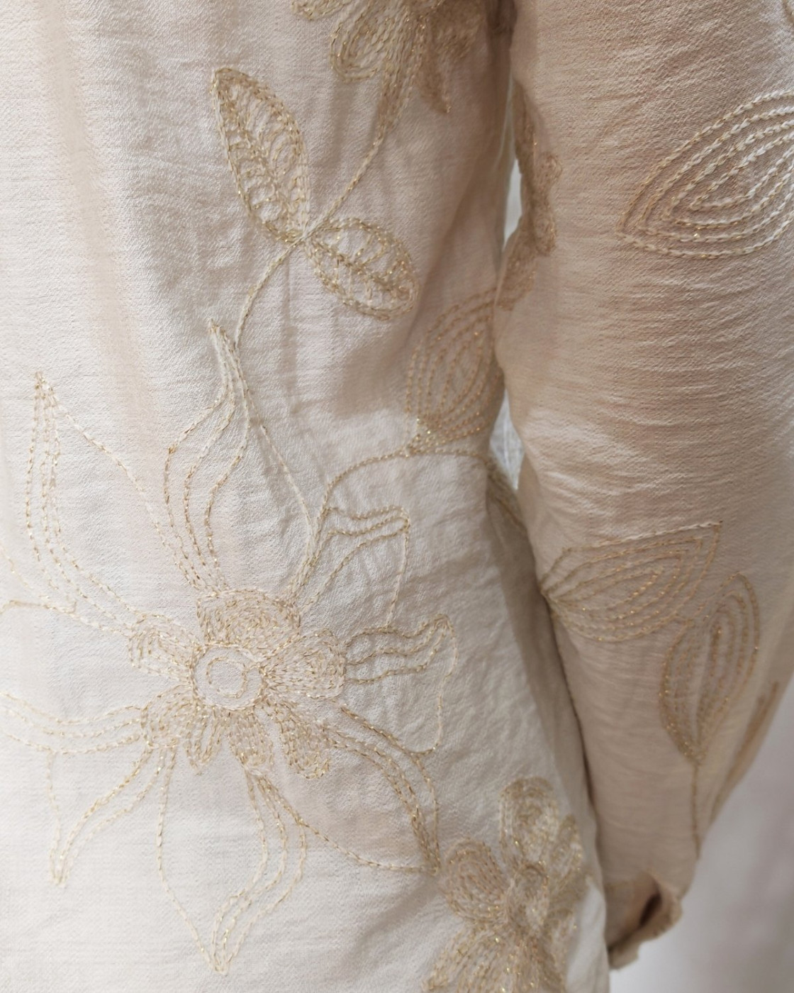 Chemisier femme beige fleurs brodées liseré doré Zephyra