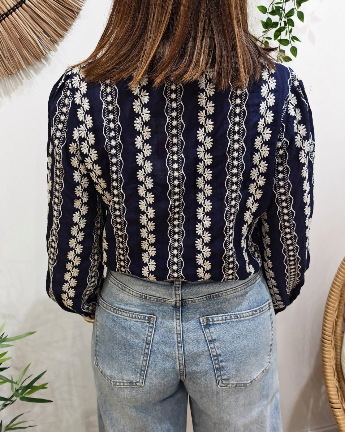 Chemisier femme bleu marine broderies fleuries écrues Apolline