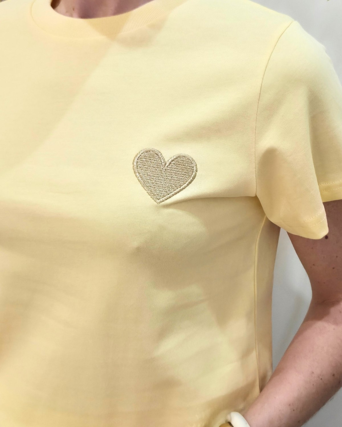 T-Shirt femme jaune pâle broderie coeur doré