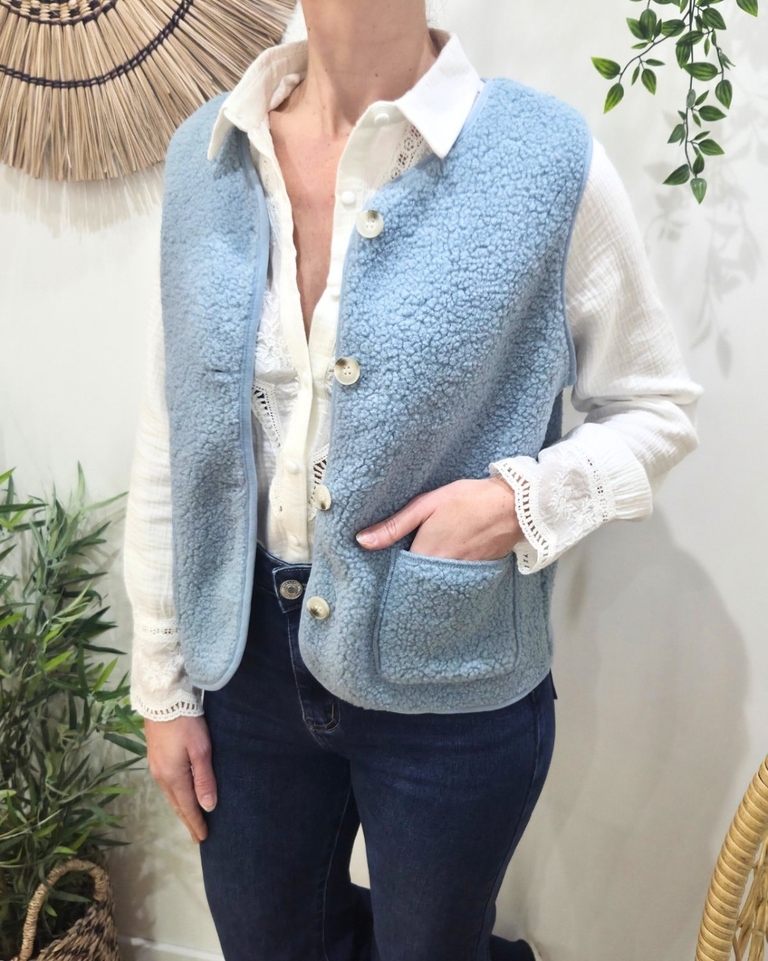 Gilet femme sans manche bouclettes bleu ciel Alya