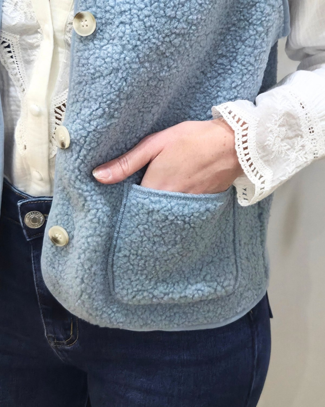 Gilet femme sans manche bouclettes bleu ciel Alya