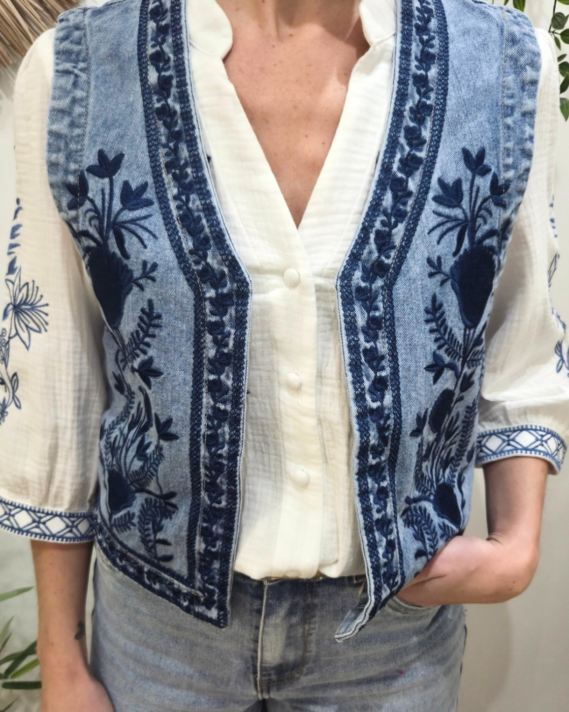 Bolero en jean femme broderies fleuries bleues
