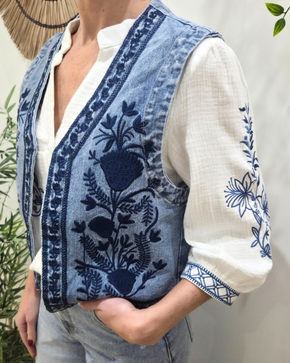 Bolero en jean femme broderies fleuries bleues