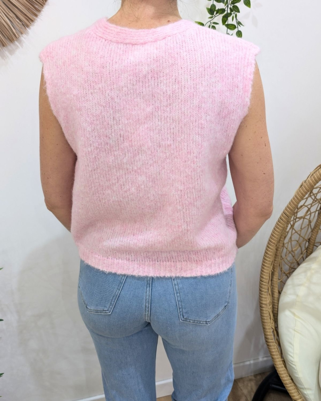 Pull sans manches femme col V boutons ciselés dorés