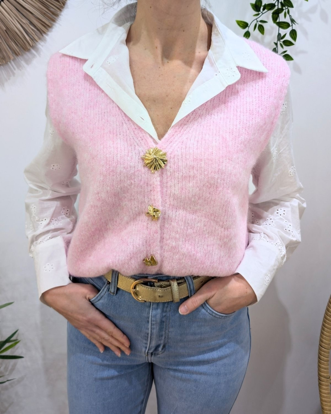 Pull sans manches femme col V boutons ciselés dorés