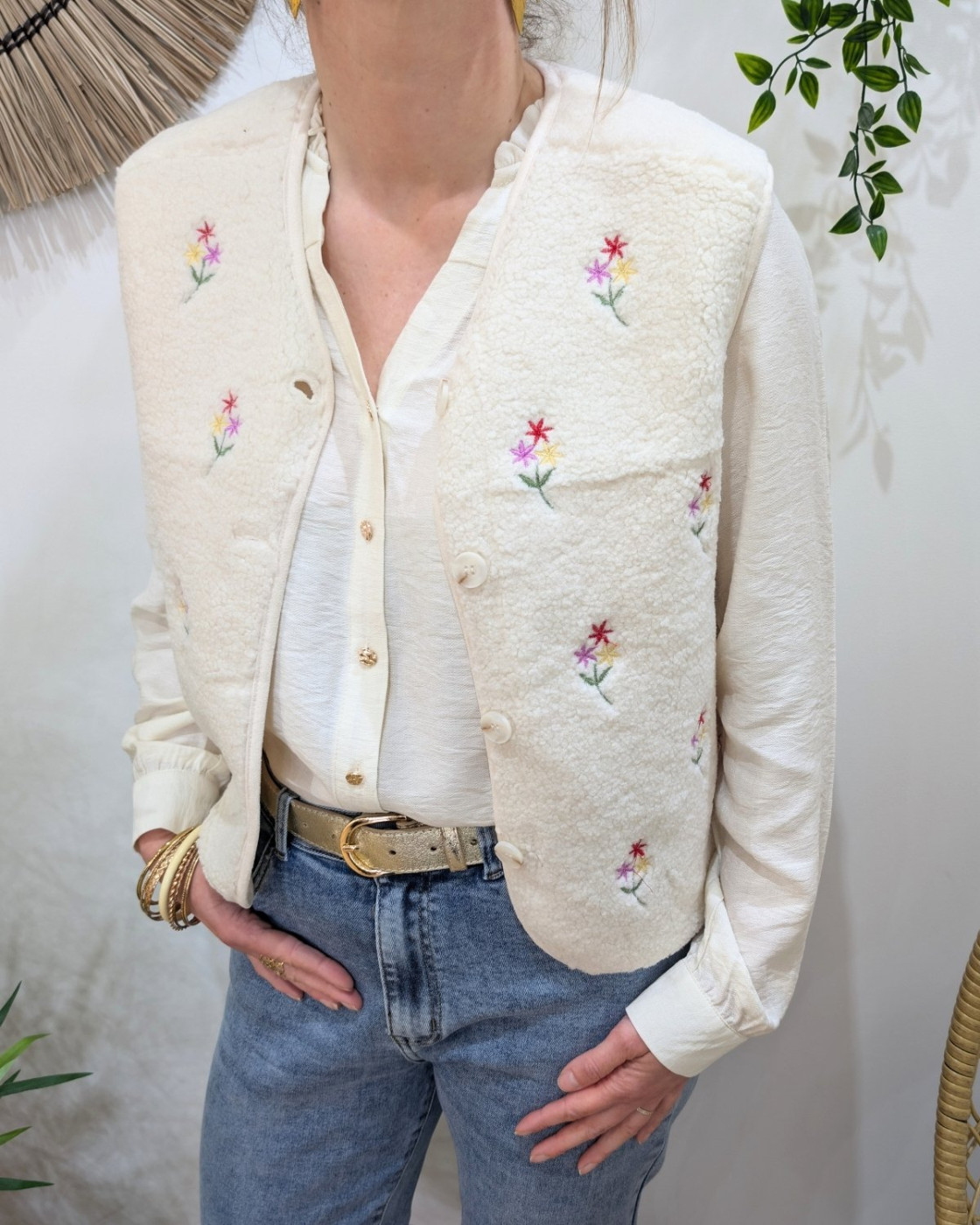 Gilet femme sans manche bouclettes beige fleurs brodées multicolores
