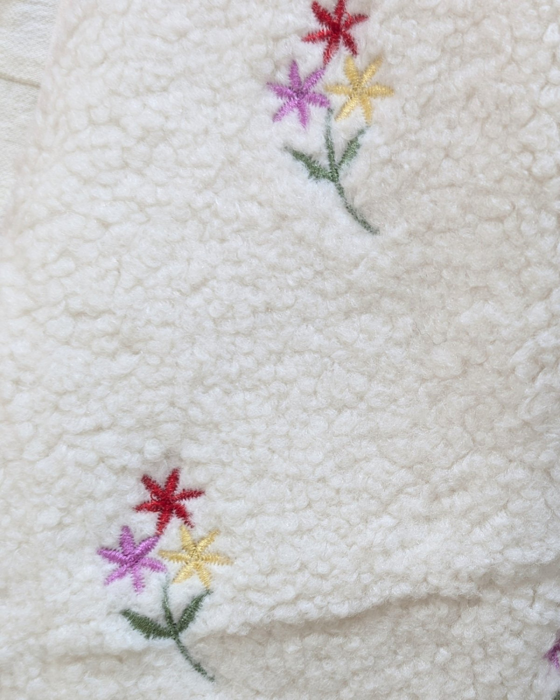 Gilet femme sans manche bouclettes beige fleurs brodées multicolores