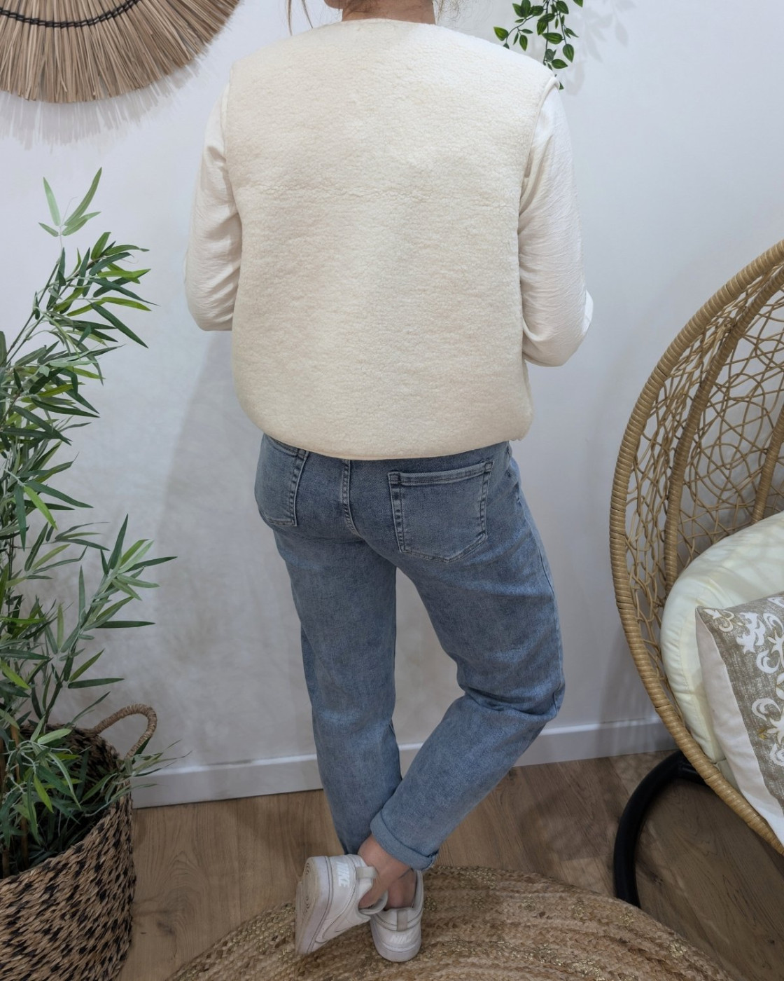 Gilet femme sans manche bouclettes beige fleurs brodées multicolores